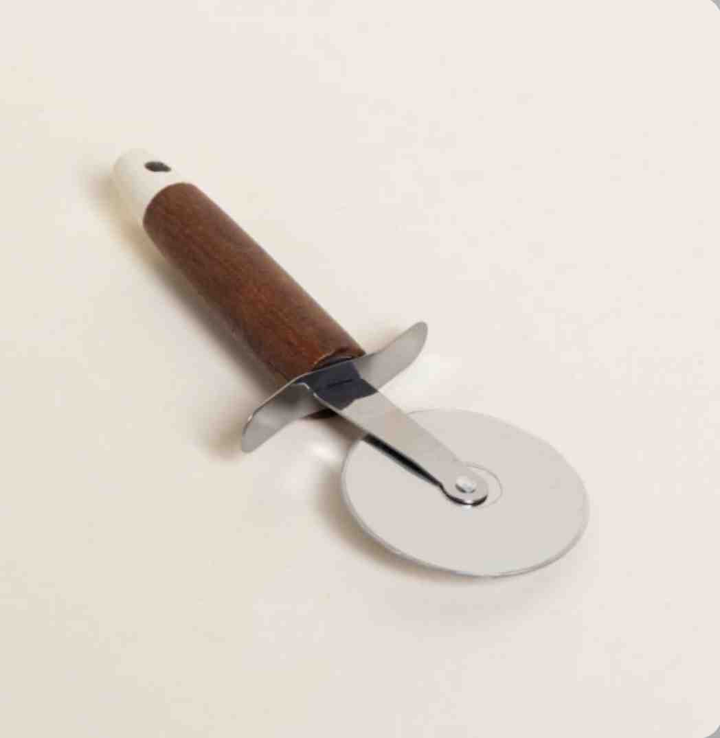 CORTADOR DE PIZZA ACERO INOXIDABLE MANGO DE MADERA ACAICA 21CM