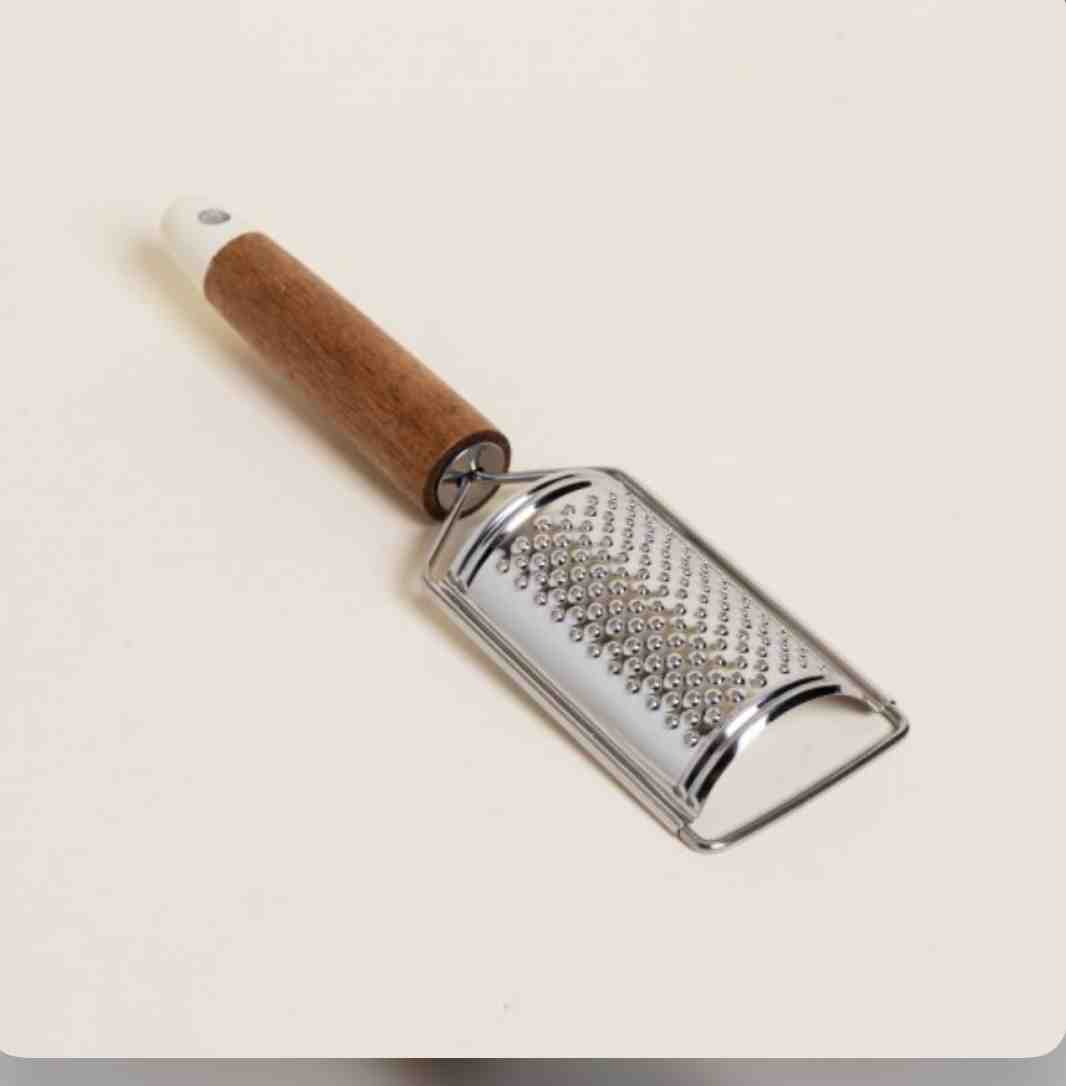 RALLADOR DE ACERO INOXIDABLE MANGO DE MADERA ACAICA 23CM