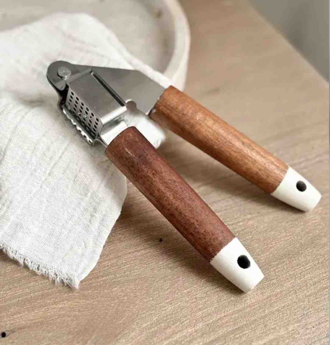 PRENSA AJO DE ACERO INOXIDABLE  MANGO DE MADERA ACAICA 20CM