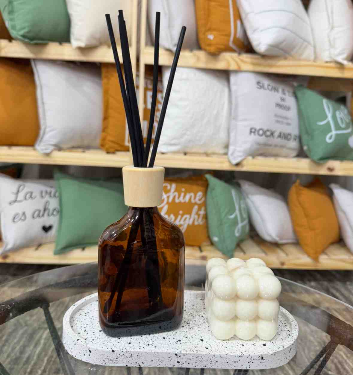 CONTENEDOR DIFUSOR PETACA  AMBAR CON TAPA DE MADERA 200CC con varitas